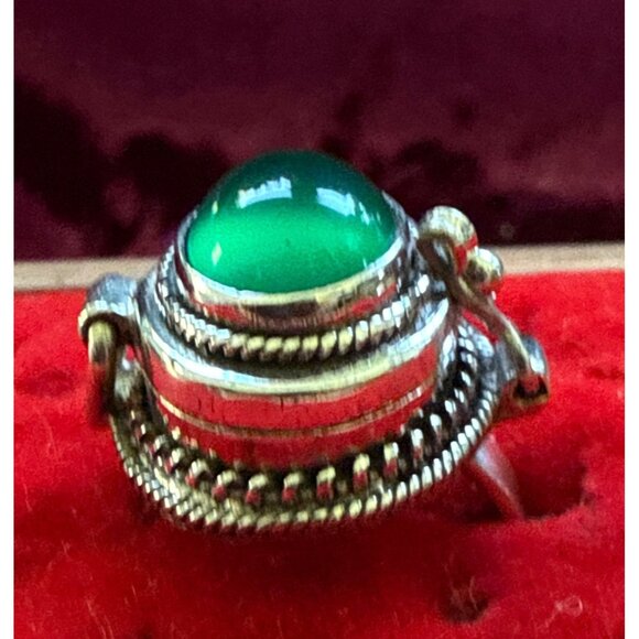 Vintage Silver Poison Ring Green Gemstone & Hidden Compartment Size 6. - Picture 3 of 10